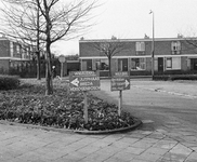 855454 Afbeelding van twee fietsrichtingborden, geplaatst bij een kruising in de Overste den Oudenlaan te Utrecht.